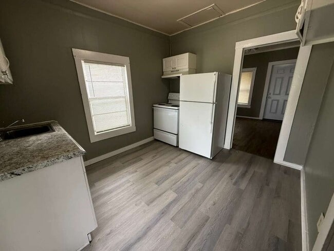 Building Photo - Freshly renovated 2/1 home! Apply for FREE This Holiday Season!