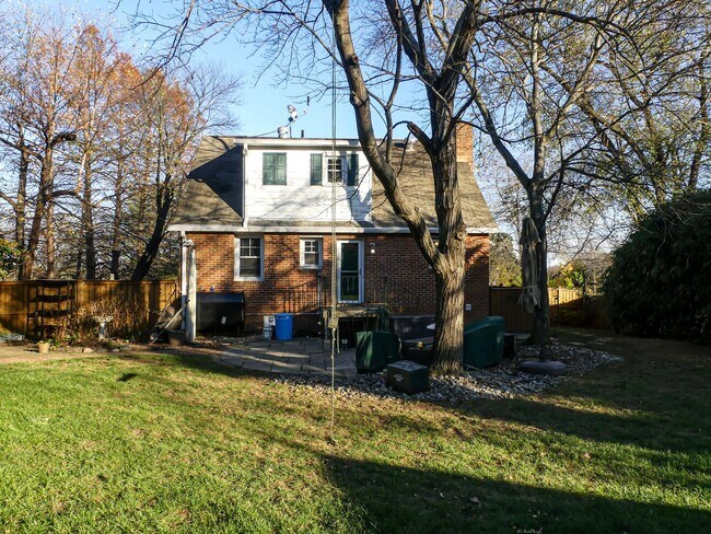 Building Photo - 903 Crestview Dr