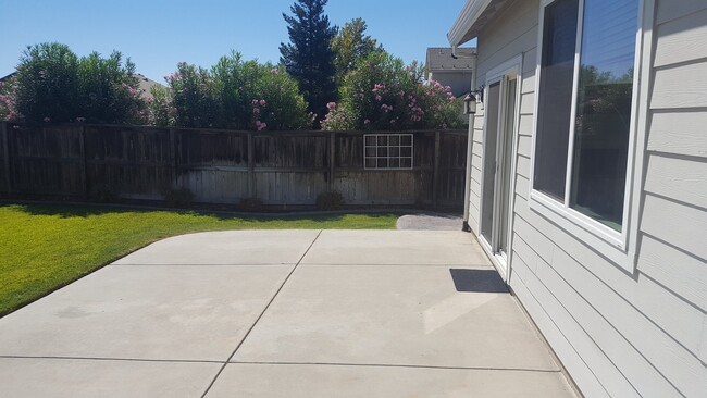 Building Photo - 4 Bedroom Home