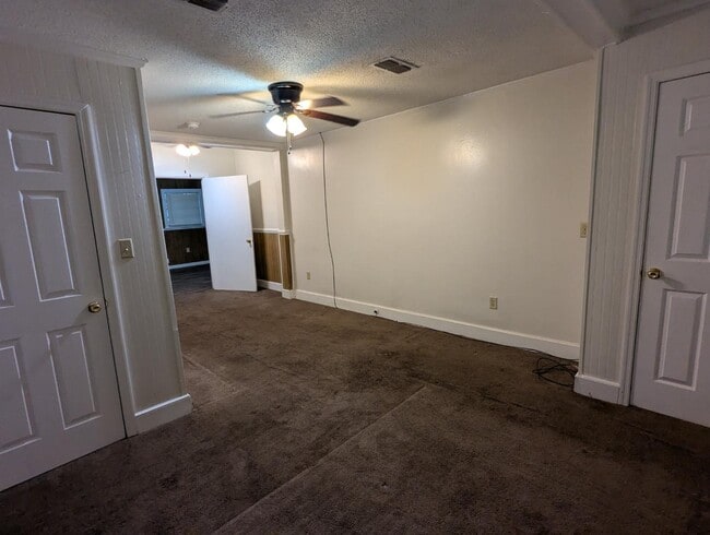 Building Photo - 904 Rosedale Ave