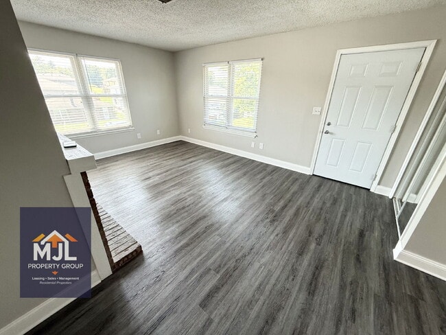 Building Photo - Renovated 2 Bedroom/ 1 Bath Apartment with Garage *READY NOW*