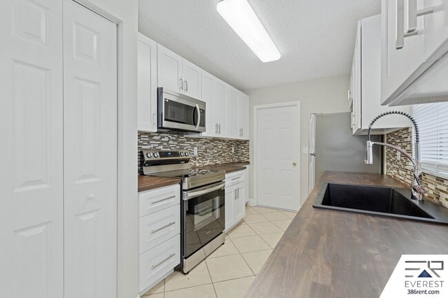 Building Photo - LIKE NEW 3/2/2 IN THE HEART OF PALM COAST