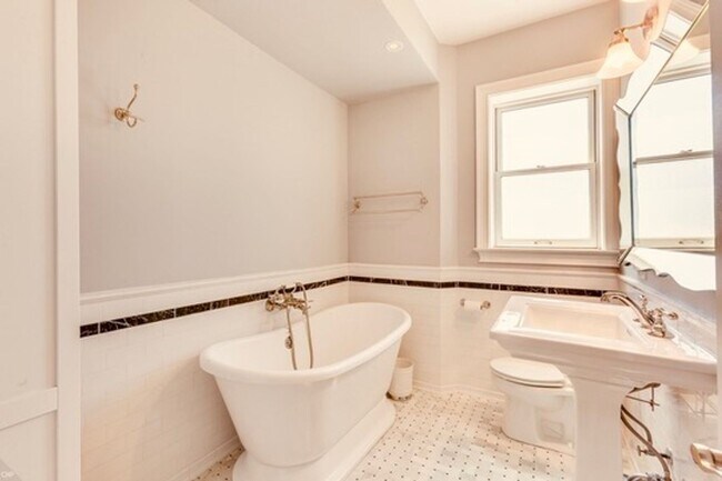 Building Photo - Exquisite 2-Bed, 2-Bath Luxury Condo in th...