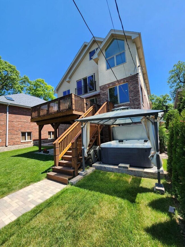 Building Photo - 611 S Oakwood Ave