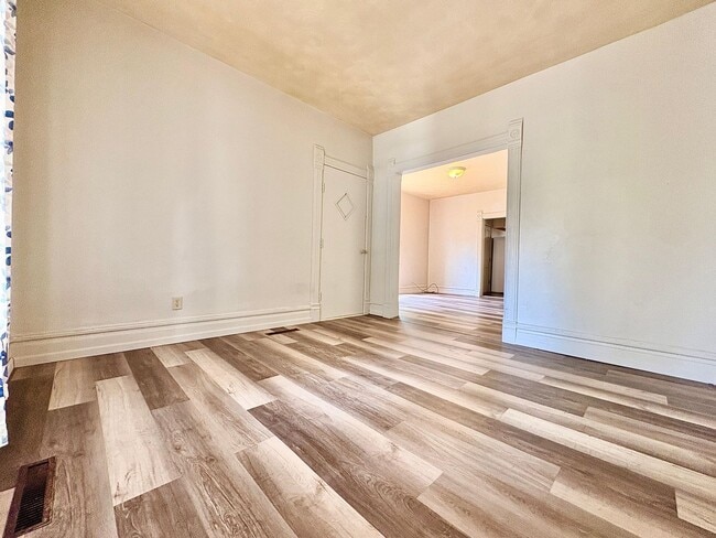 Building Photo - 127 Elm St