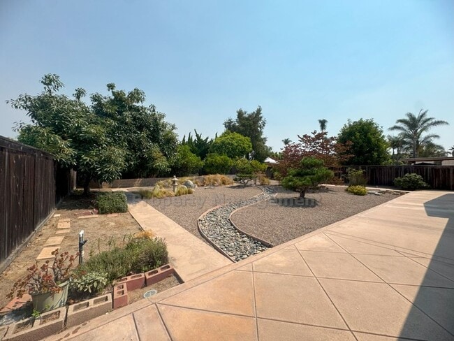 Building Photo - Welcoming Single-Level Home in a Great Fam...