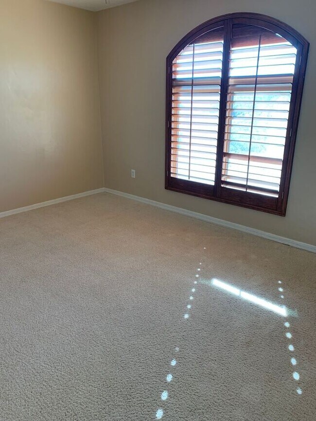 Building Photo - MOVE IN SPECIAL! $500 OFF MOVE IN COSTS WI...