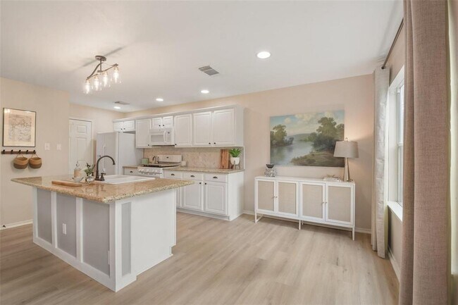 Building Photo - 7 S Villa Oaks Dr