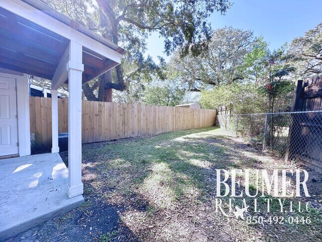 Building Photo - 2br 1.5 ba End Unit Townhome for Rent
