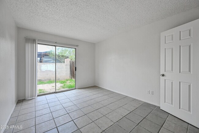 Building Photo - 2901 E Campo Bello Dr