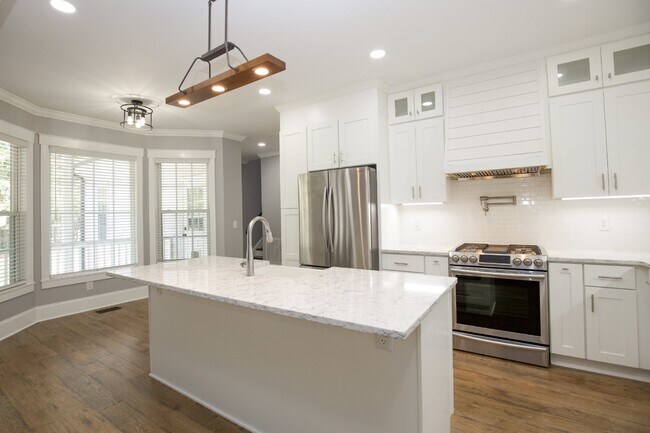 Building Photo - "Spacious and Inviting 2620 sq. ft. Home i...
