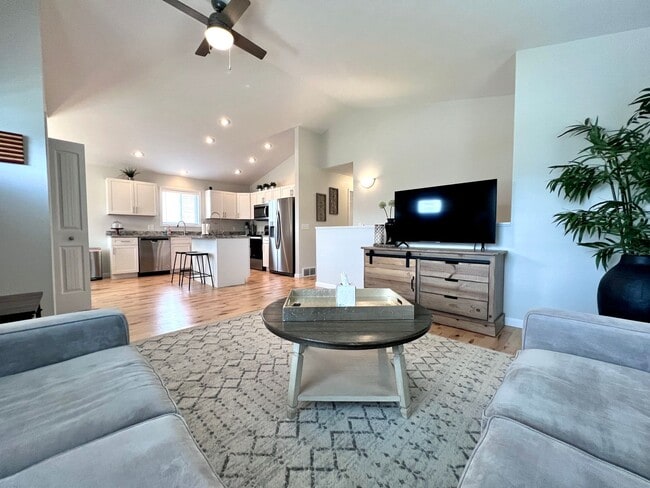 Building Photo - Gorgeous Furnished Home-Ready for move in ...
