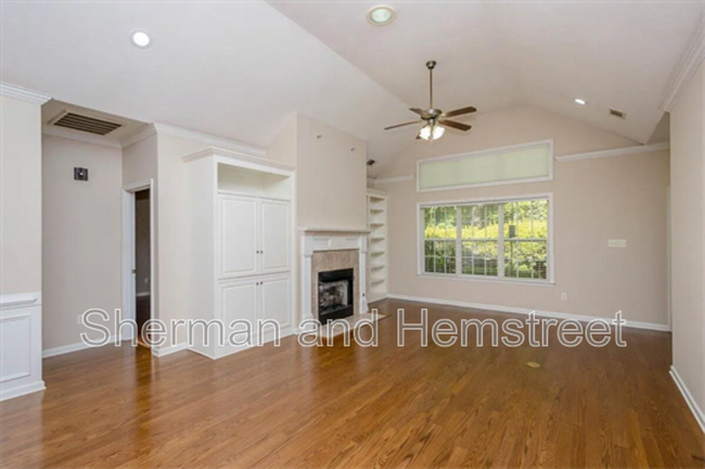 Building Photo - 2002 Amberley Dr