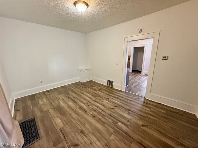 Building Photo - 895 Beardsley St