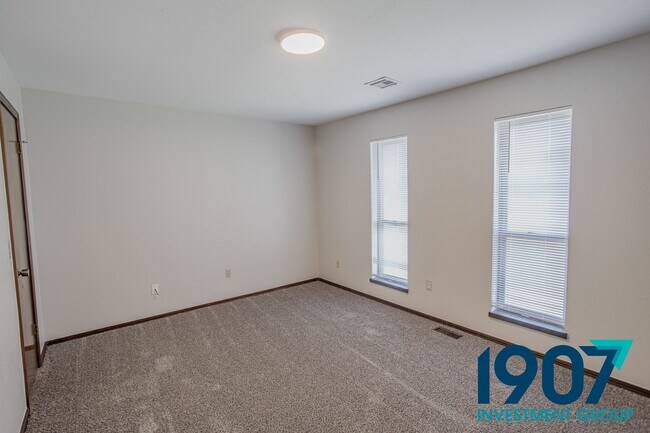 Building Photo - 1433 SW 93rd St