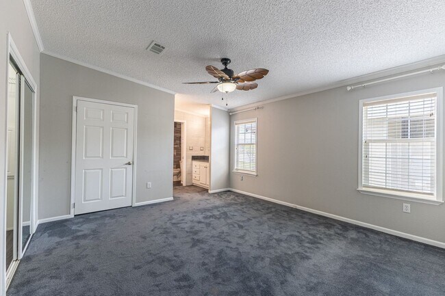 Building Photo - Florida living at its finest! 3/2 with a c...