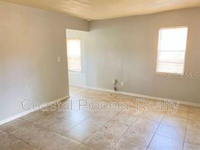 Building Photo - 3015 Deleuil Ave