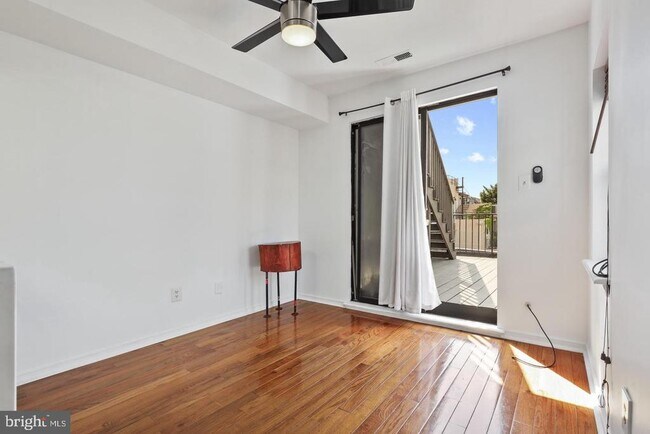 Building Photo - 730 Light St St