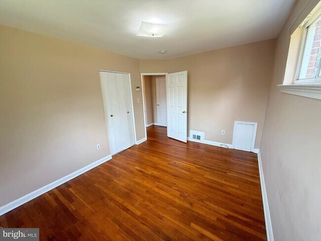 Building Photo - 7104 Adelphi Rd