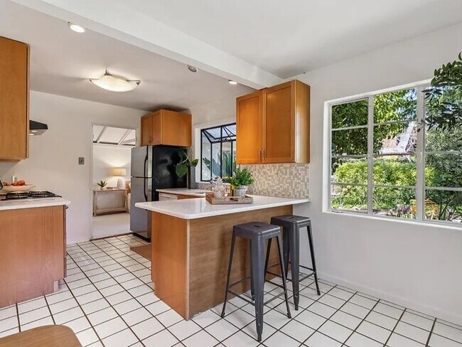 Building Photo - Great 3/2 in Incredible Downtown Location
