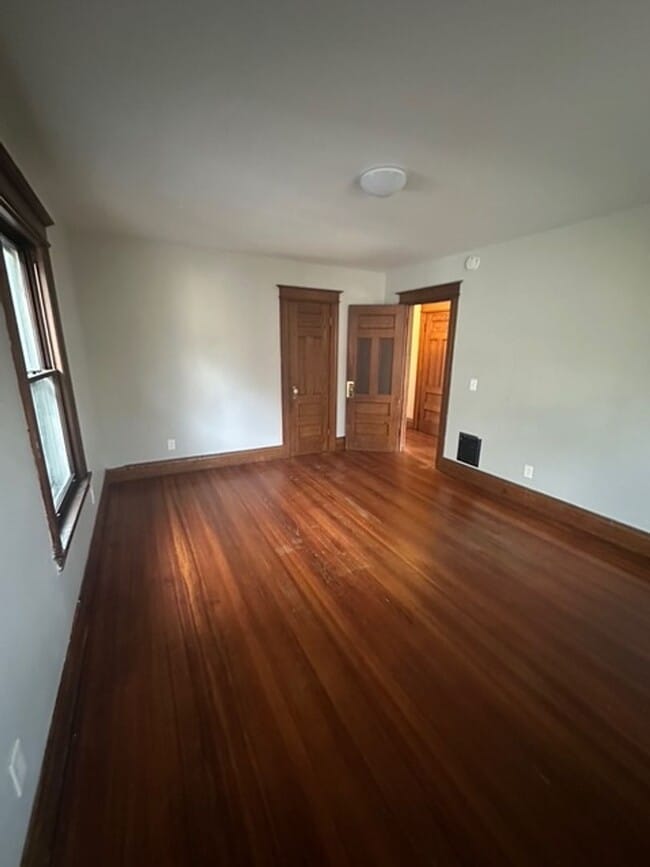 Building Photo - Spacious Single Family 4-Bedroom 1.5-Bath Home For Rent