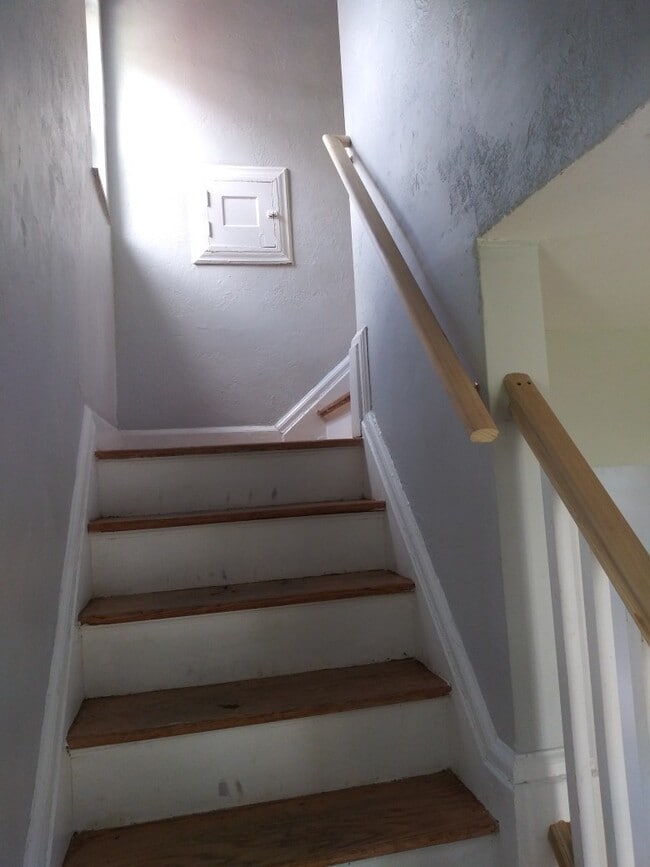 Building Photo - 3 Bed/1 Bath - Single Family Brick Home - Available now!