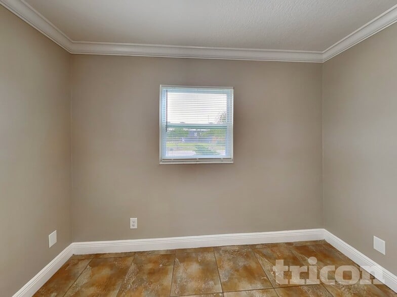 Building Photo - 563 Robin Hill Cir