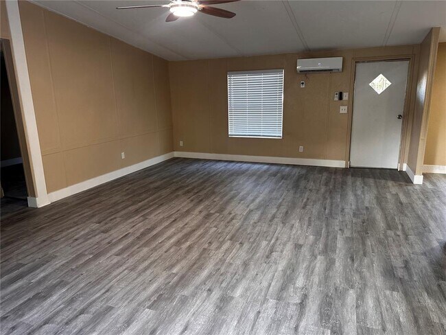 Building Photo - 12111 Anderson Dr