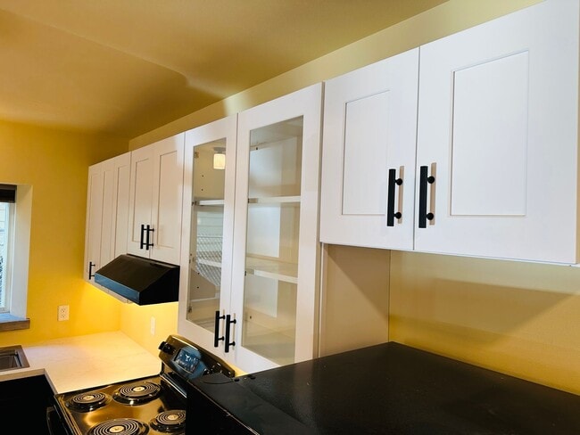 Building Photo - 605 Alderson Ave