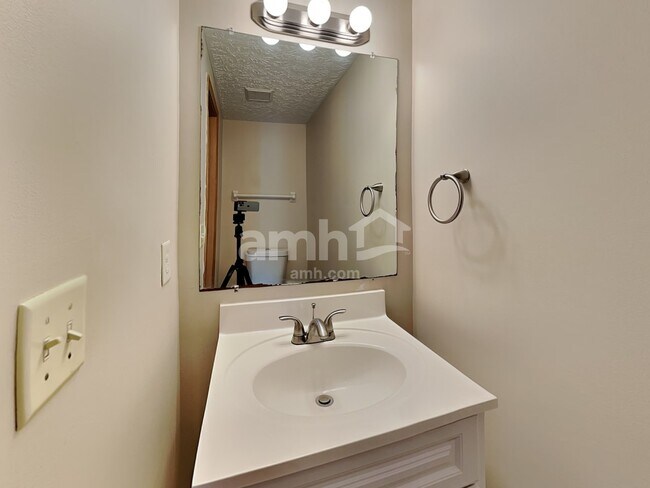 Building Photo - 8510 Reynoldswood Dr