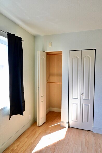 Building Photo - 400 Grandview Ct