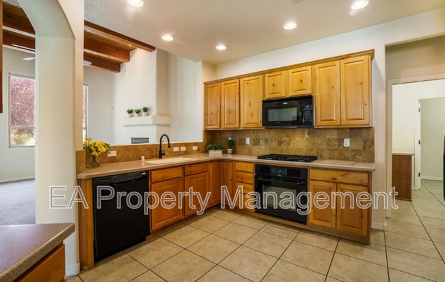 Building Photo - 8736 Desert Fox Way NE