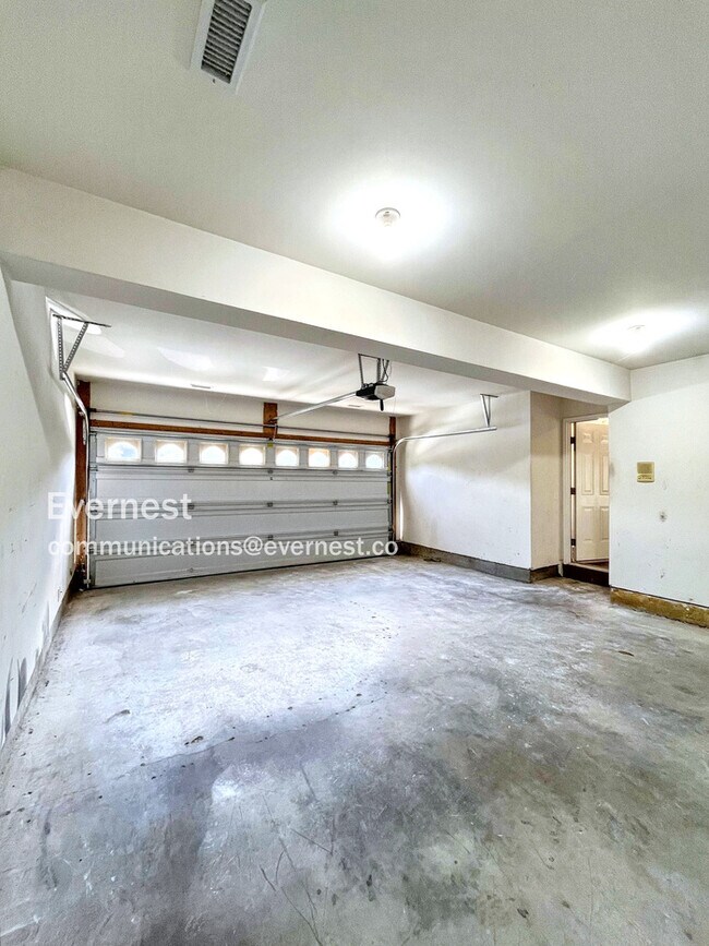 Building Photo - 5005 Cobblestone Creek Dr
