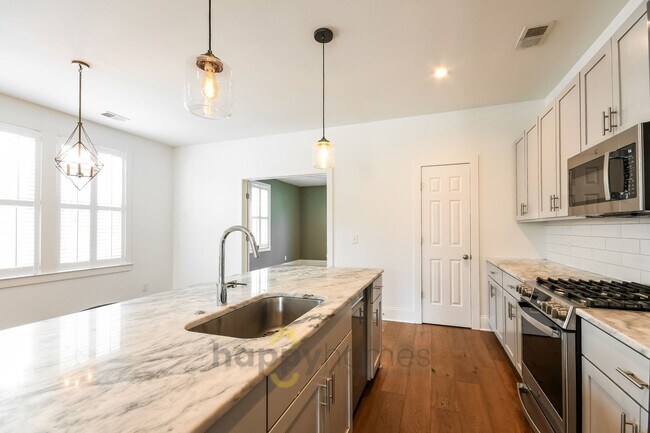 Building Photo - 4BR/3BA Modern Downtown Home with Fenced-In Yard