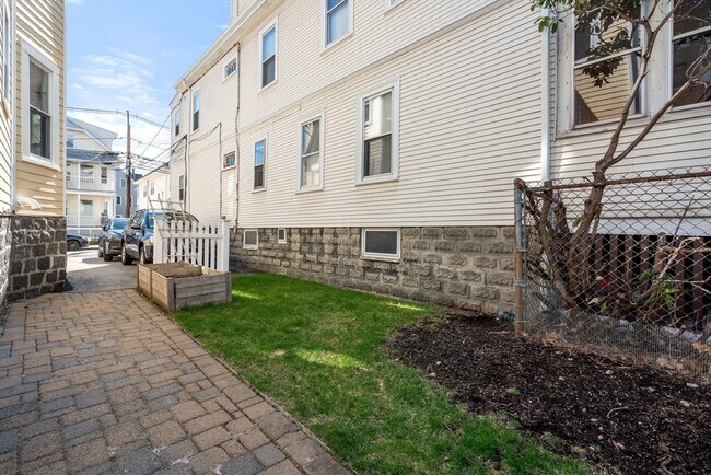 Building Photo - 84 Pearson Rd