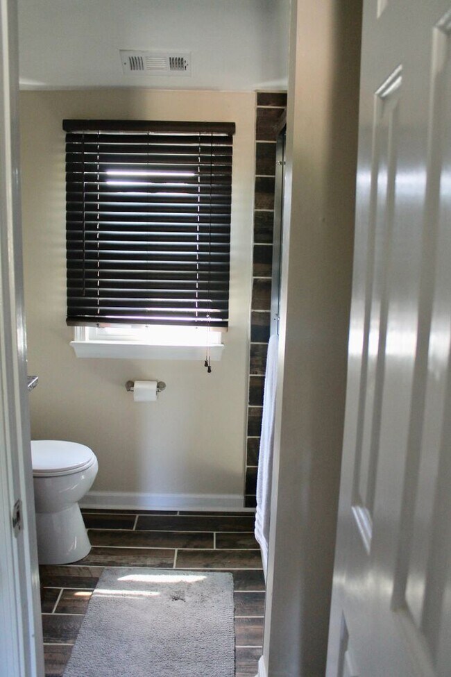 Building Photo - 3BD/2.5BA Home minutes from Dam Neck!  Full fenced Back yard!!