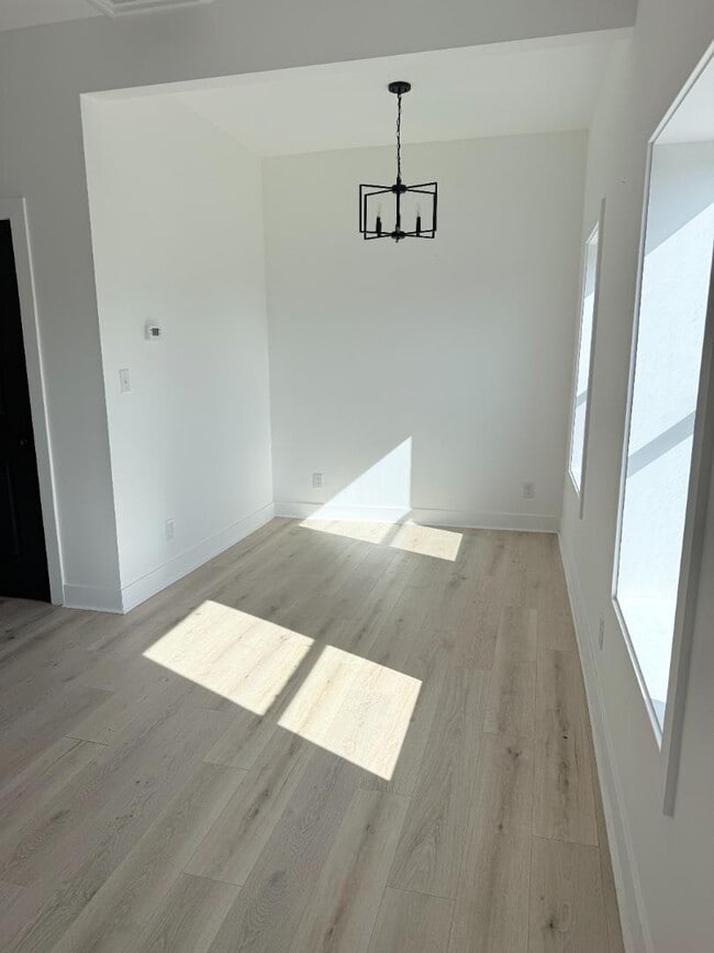 Building Photo - 828 E Main St