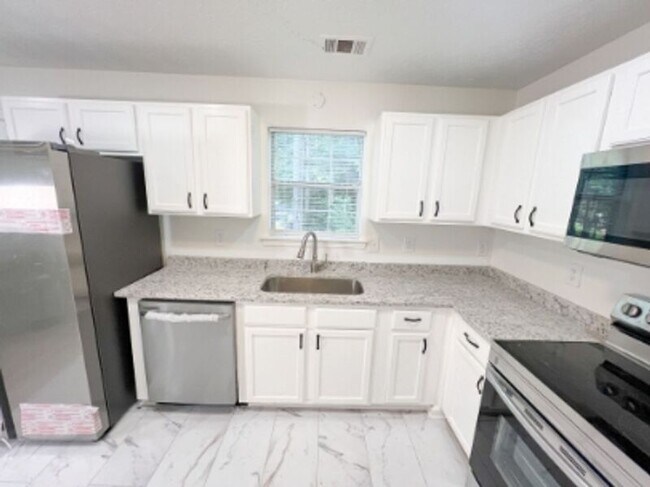 Building Photo - 7155 Pineneedle Dr SW