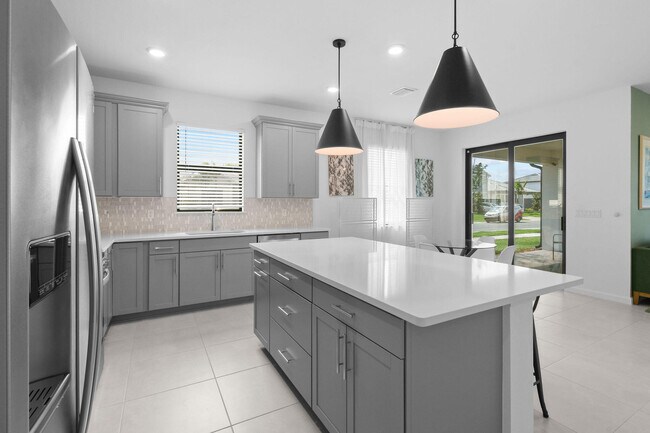 Building Photo - 758 SE Courances Dr