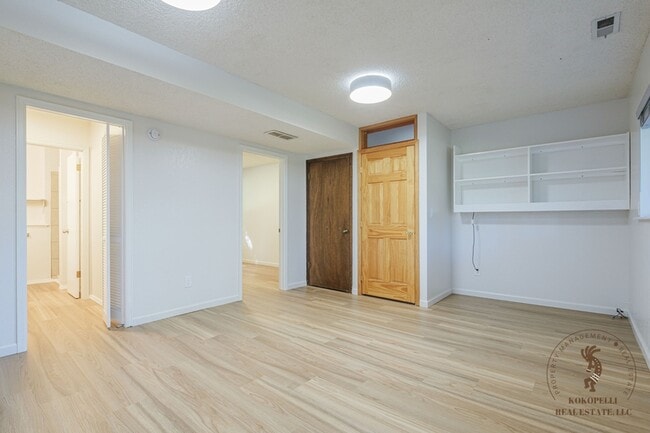 Building Photo - 587 Starlight Dr