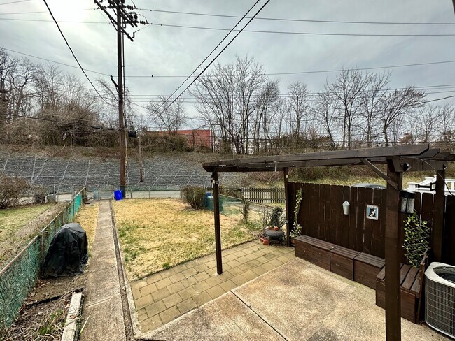 Building Photo - Charming 3 Bedroom/1.5 Bathroom Townhome with In-Unit Laundry in Towson, MD!