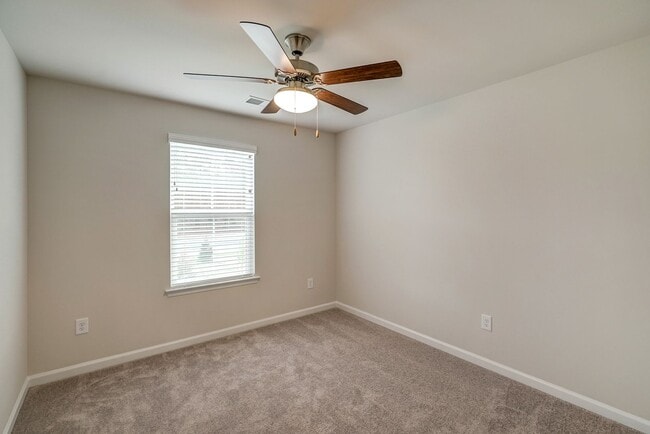 Building Photo - Wonderful townhome