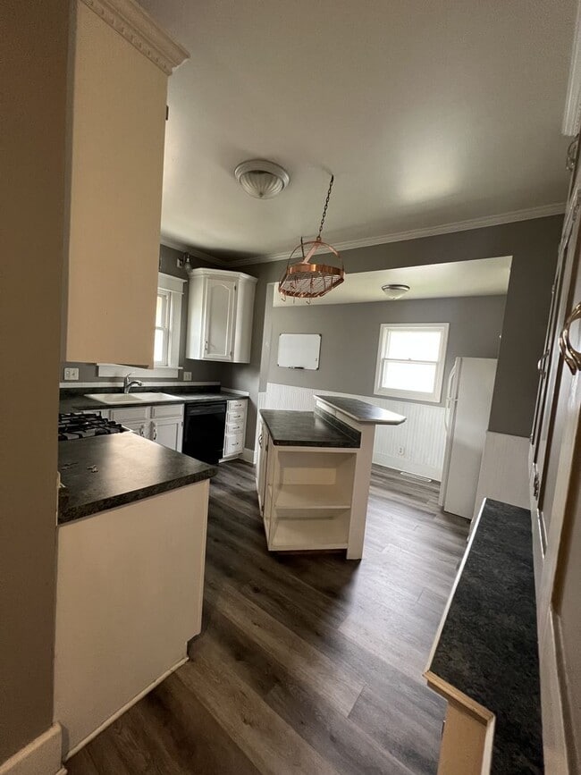 Building Photo - Spacious 4 Bedroom, 2 Bathroom Home