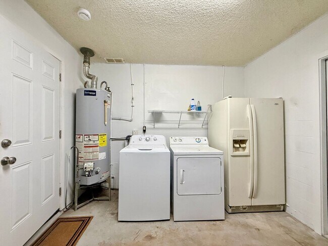 Building Photo - 204 Sandy Ln