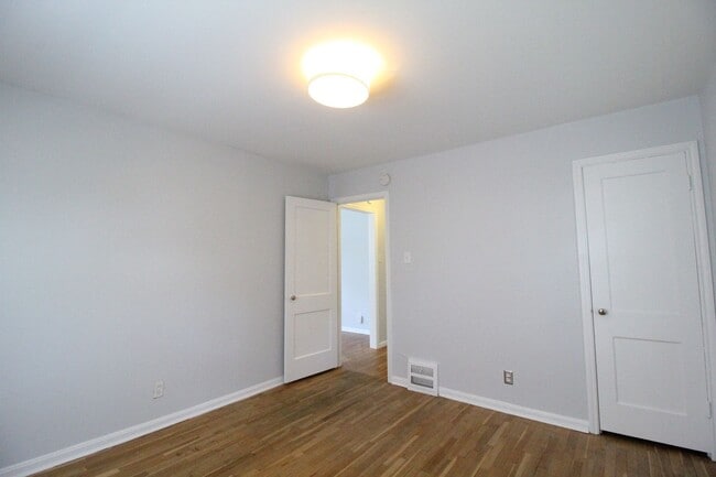 Building Photo - Updated 2 Bedroom 1 Bath Home in Roeland Park