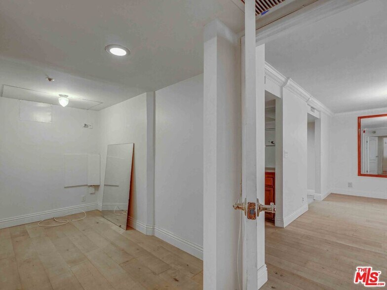 Building Photo - 10660 Wilshire Blvd