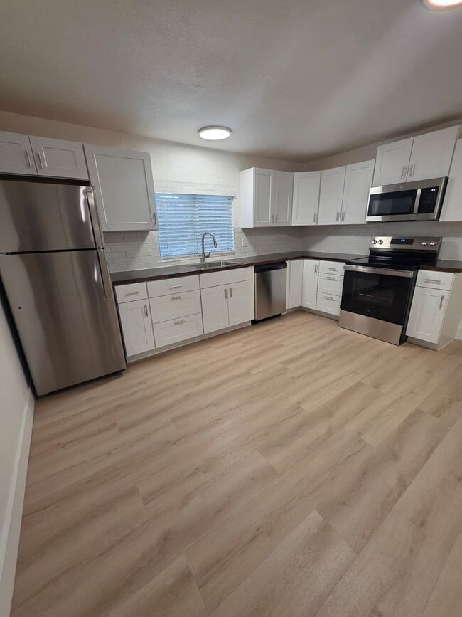 Building Photo - FULLY REMODELED 2 BED 1 BATH HOUSE IN SHASTA LAKE CITY