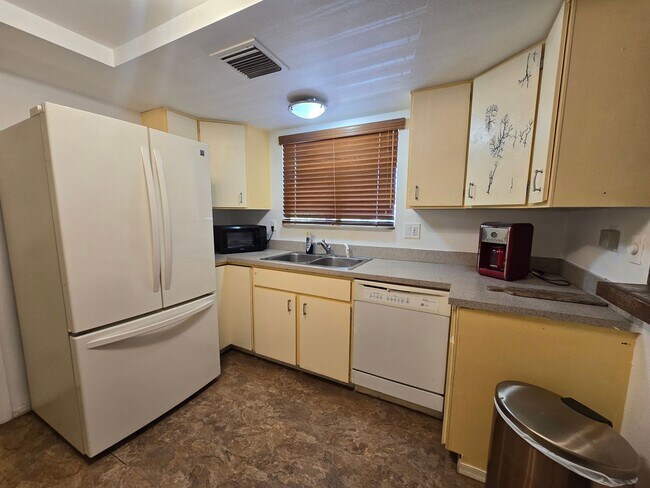 Building Photo - Furnished, 1-year long-term rental