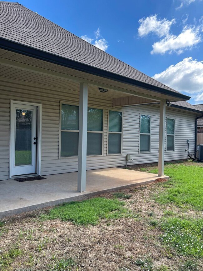 Building Photo - 1000 Eli Conner Dr