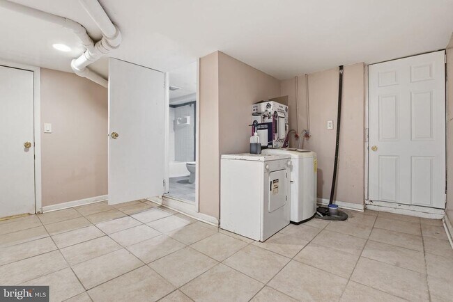 Building Photo - 5 S Wickham Rd